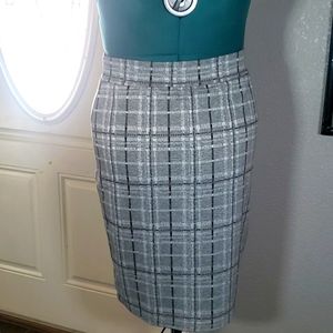 Gray pull on - stretchy pencil skirt - b&w striped pattern- SZ: XL